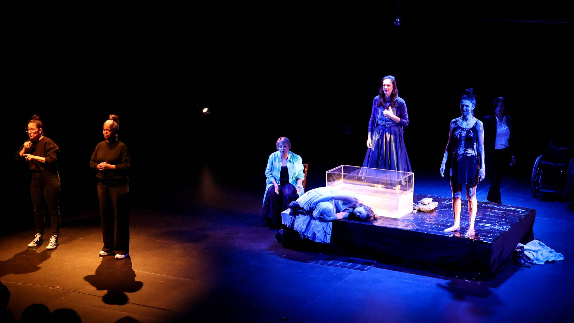 2 interprètes LSQ, 5 maries et une audiodescriptrice sur scène et un bassin d'eau.