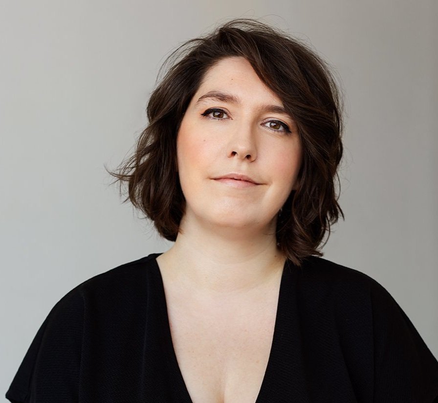 Portrait d'une femme, cheveux brun aux épaules, yeux bruns et souriante