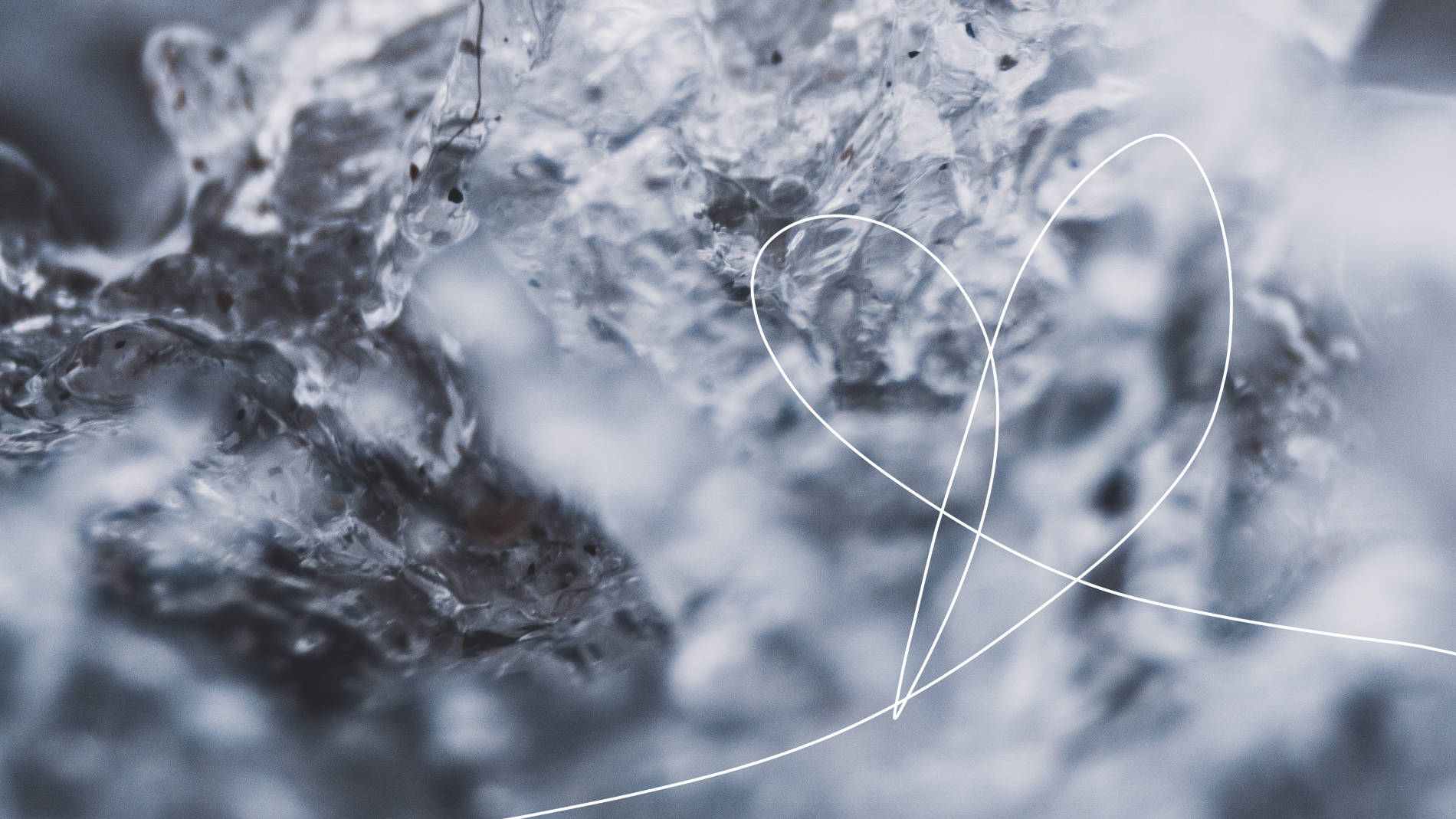 Glace vue de très proche. Superposé à l'image, un trait artistique qui rappelle le logo de Théâtre Déchaînés.