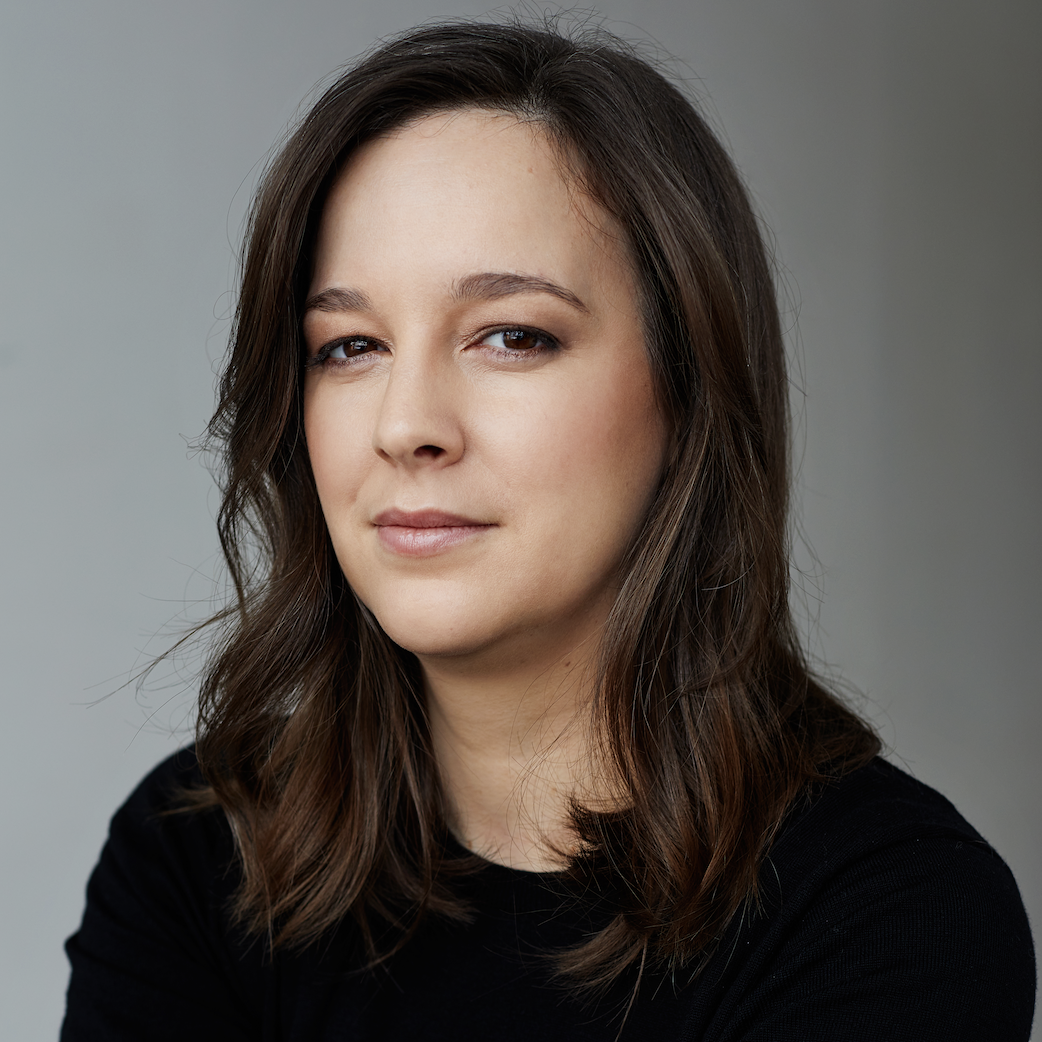 Portrait d'une femme, yeux brun, cheveux châtains et souriante.