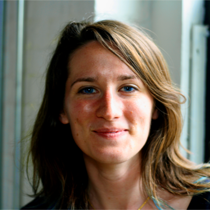 Portrait d'une femme souriante, yeux bleus, cheveux clairs et mi-long.