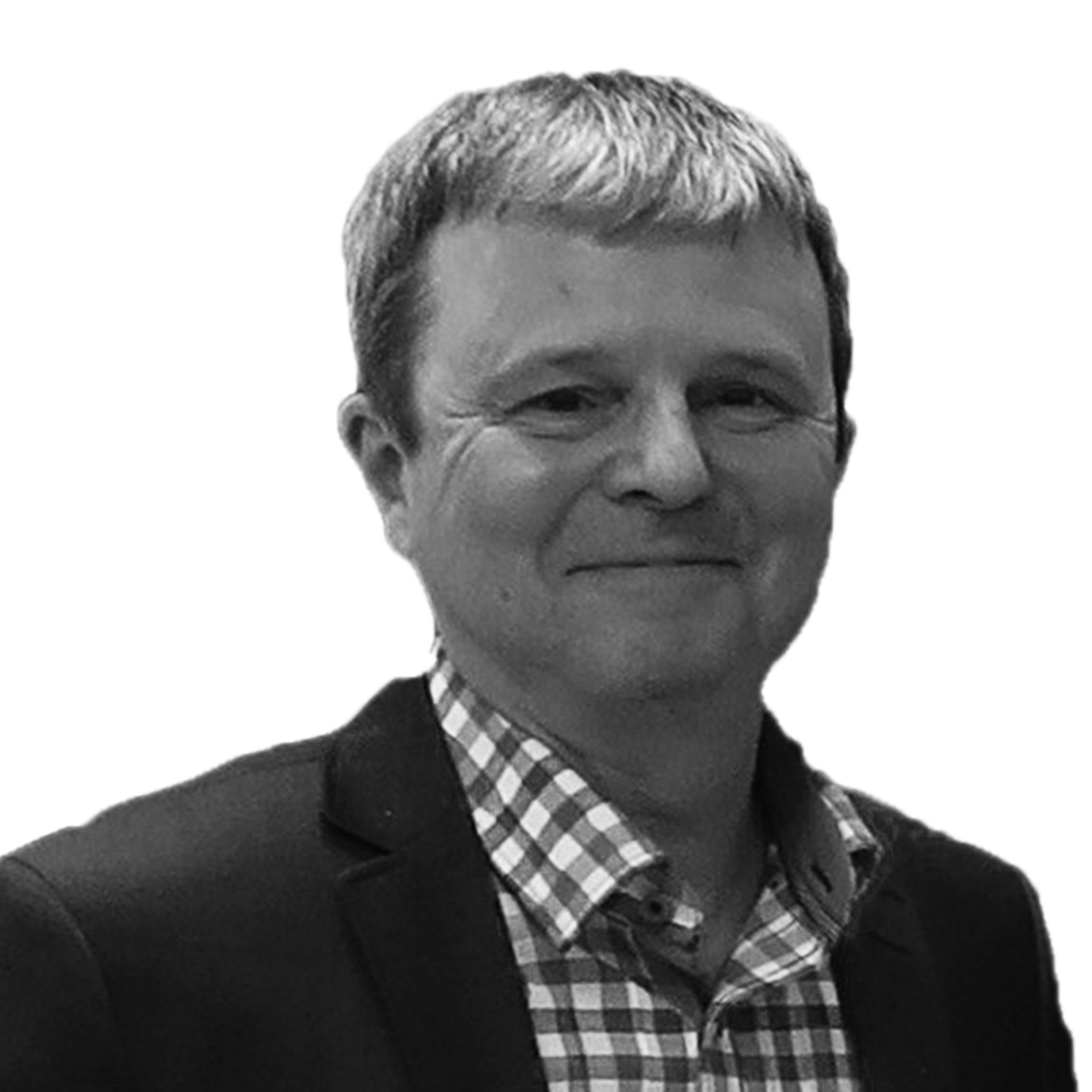 Portrait en noir et blanc d'un homme souriant.