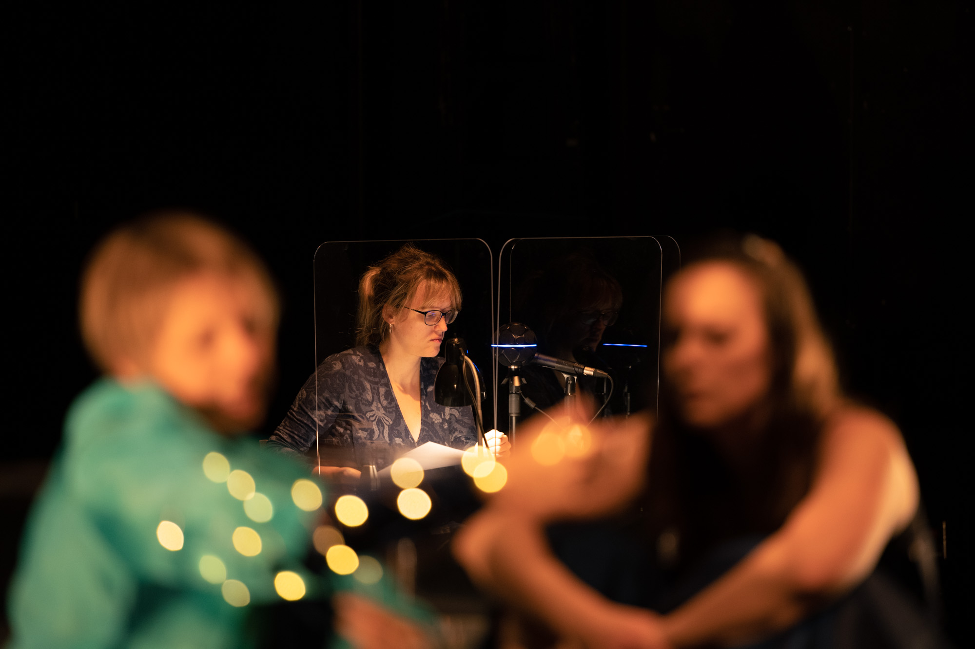 L'audiodescriptrice (Leila) en arrière-plan de deux Maries.