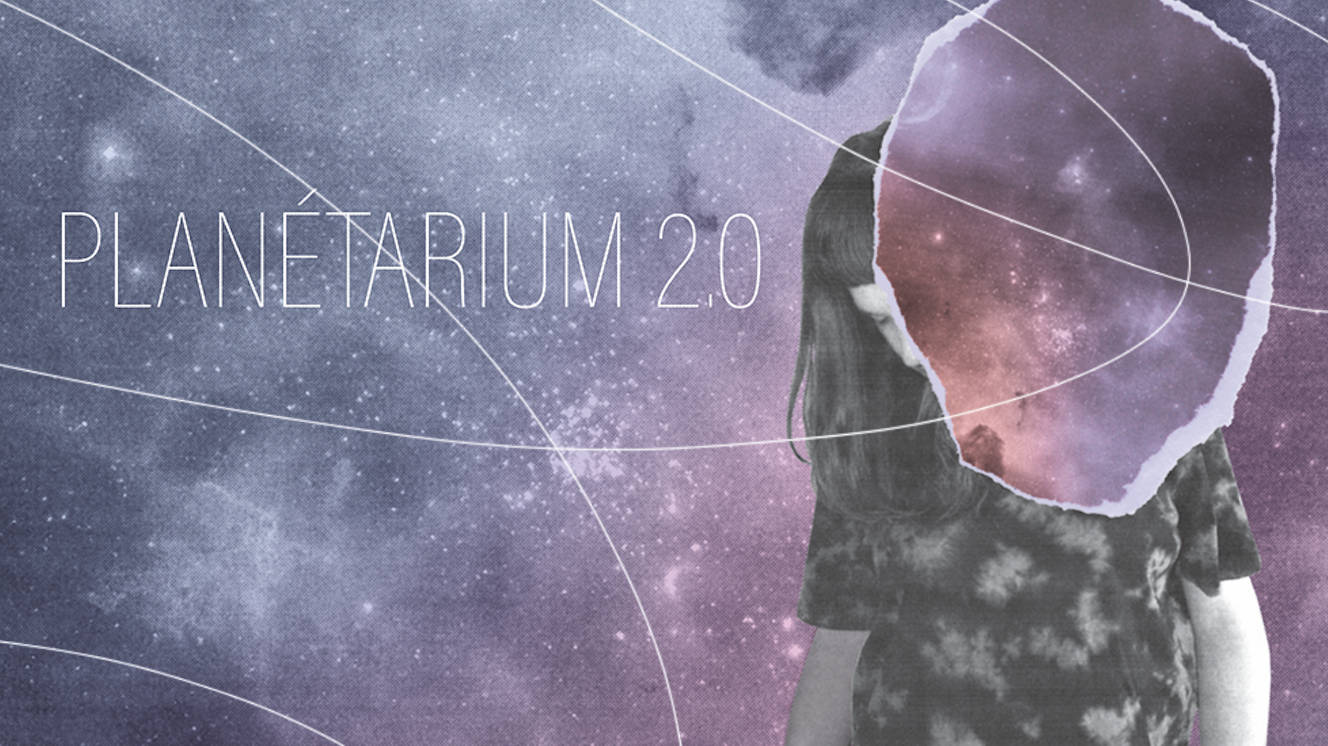 Extrait de l'affiche du spectacle “Planétarium 2.0”. Style: collage en papier aux tons pastel mauves et gris. Le titre et des traits artistiques blancs. Une jeune femme, partiellement cachée par un trou déchiré de l’espace.