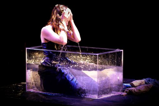 Une des marie (Andrée-Anne) est dans un bassin d'eau.
