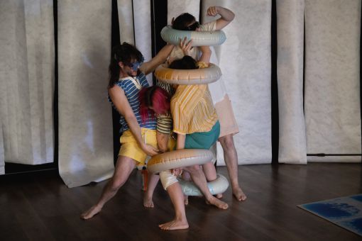 4 actrices et acteurs mélangés dans des trippes gonflables.