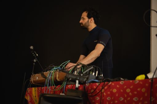 Andrew manipule les machines sonores
