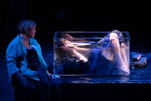 Une Marie (Andrée-Anne) est dans le bassin immergé, une autre Marie (Christiane) la regarde.