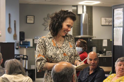 La comédienne est en plein milieu du public et écrit dans un calepin.