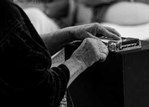 Les mains d'une comédienne qui joue de la boite à musique.